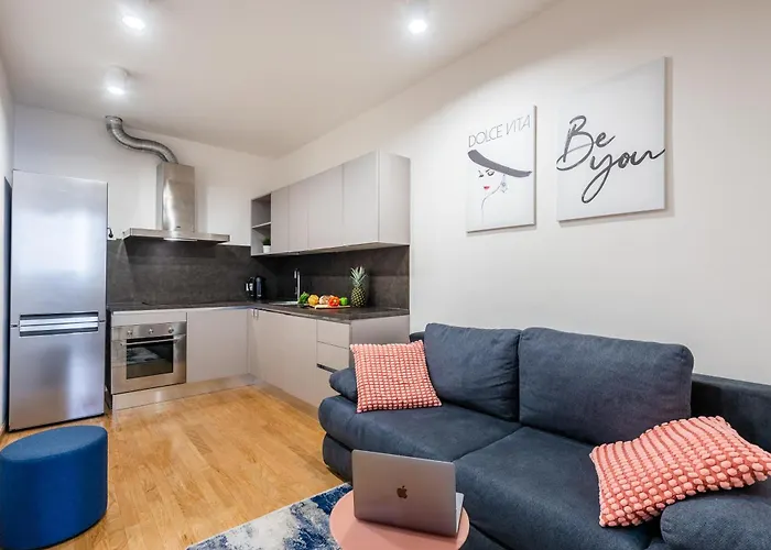Spacious 3-Bedrooms Apartment Near Karlin Square