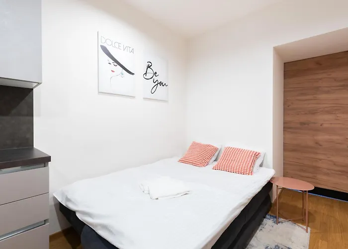 Spacious 3-Bedrooms Apartment Near Karlin Square