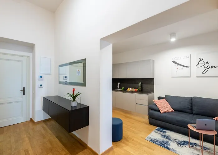 Spacious 3-Bedrooms Apartment Near Karlin Square